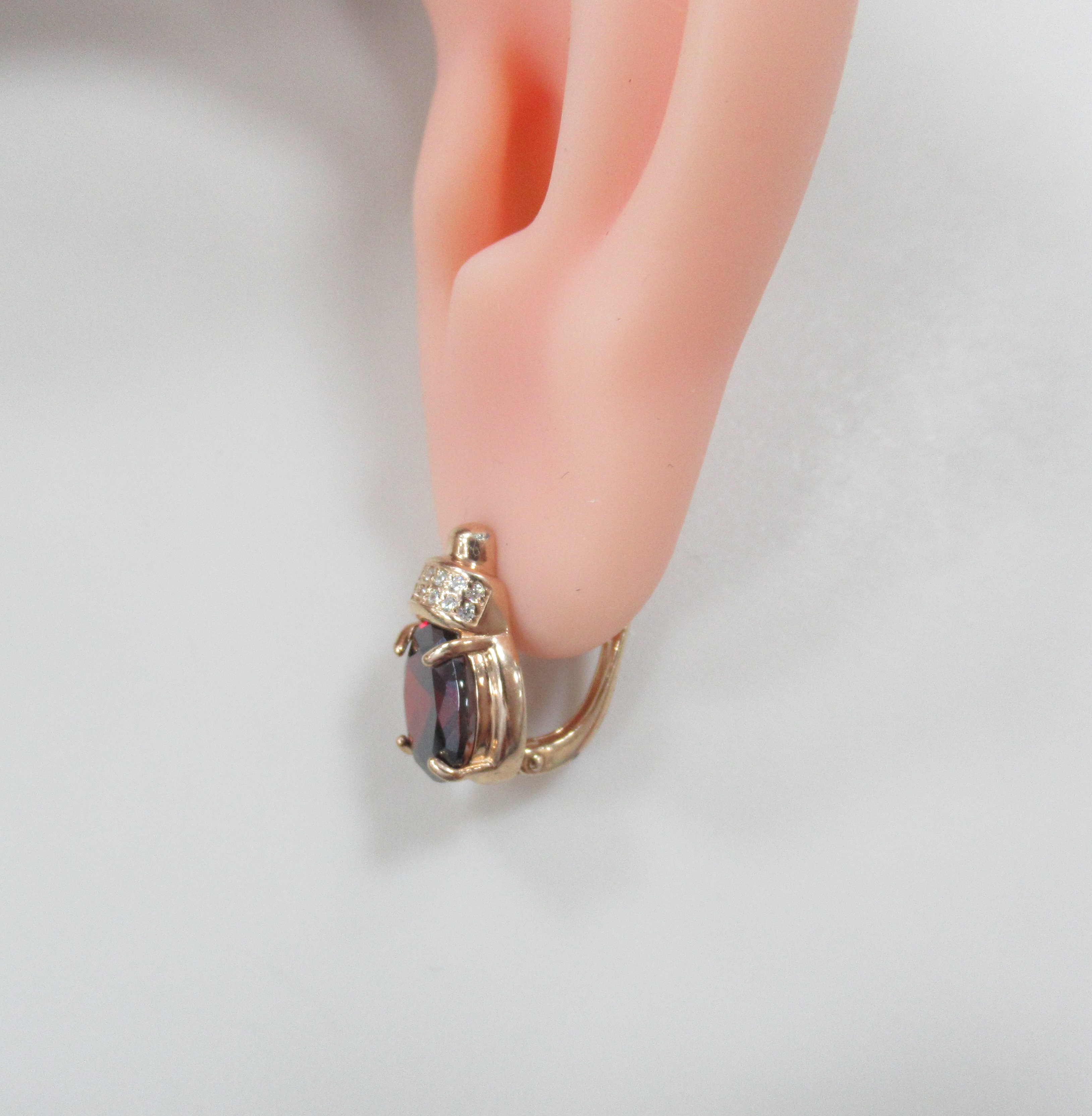 Серебряные серьги 925 пробы; вставки 2 Фианит цв.гранат; 28 Куб. Цирконий бесцв.;